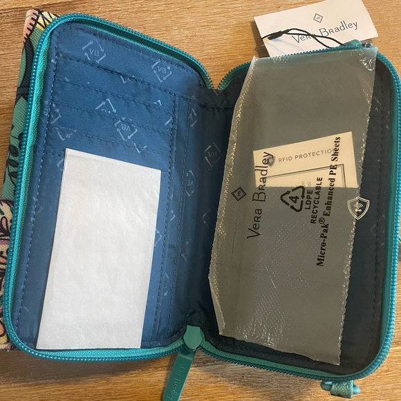 Vera Bradley Lighten Up RFID 3-in-1 Crossbody in Peacock Garden - Picture 4 of 6